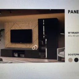 Aranżacja salonu w Mosinie z panelem dekoracyjnym z drewna ułożonym we wzór chevron za telewizorem, szafką RTV i wysoką szafką z przeszkleniem.