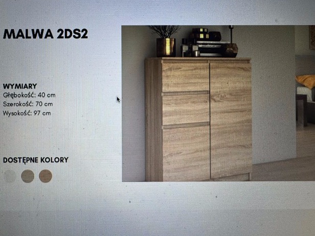 Komoda Malwa 2DS2 z dwiema szafkami i trzema szufladami, wykończona w jasnym odcieniu drewna, z dekoracjami na górze i widocznymi wymiarami oraz dostępnymi kolorami na ekranie.