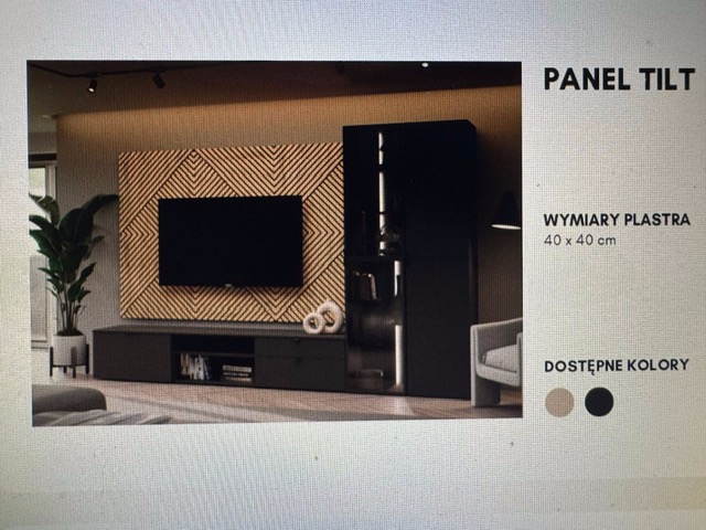 Aranżacja salonu w Mosinie z panelem dekoracyjnym z drewna ułożonym we wzór chevron za telewizorem, szafką RTV i wysoką szafką z przeszkleniem.