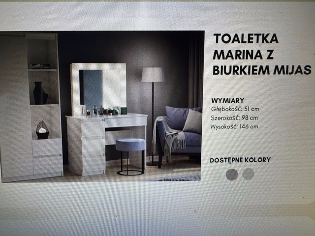 Biała toaletka z lustrem podświetlanym diodami LED, obok szafa w zabudowie i okrągły taboret na czarnym stelażu, w tle sofa z poduszkami i lampa podłogowa.