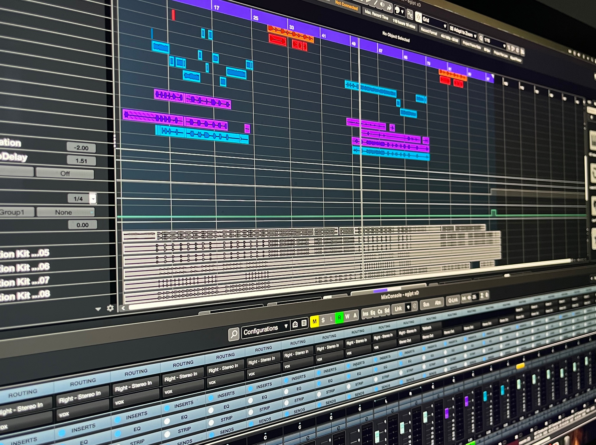 Ekran komputera z otwartym programem do edycji audio, widoczne ścieżki audio w różnych kolorach oraz panel miksera z ustawieniami routingów, insertów i sendów.