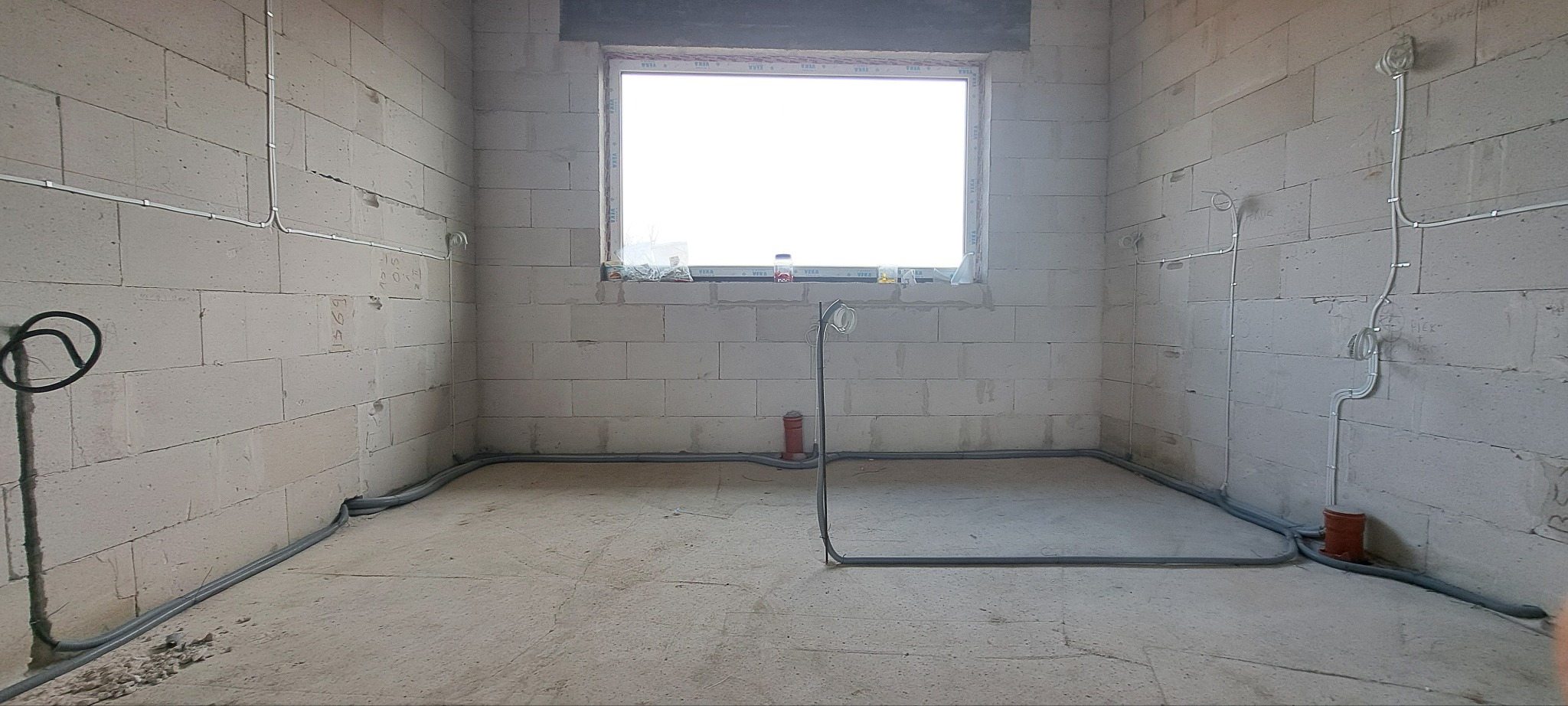 Instalacja elektryczna wykonana pod podłogą (+styropian i wylewka) zabezpieczona rurą karbowaną pvc 720N.