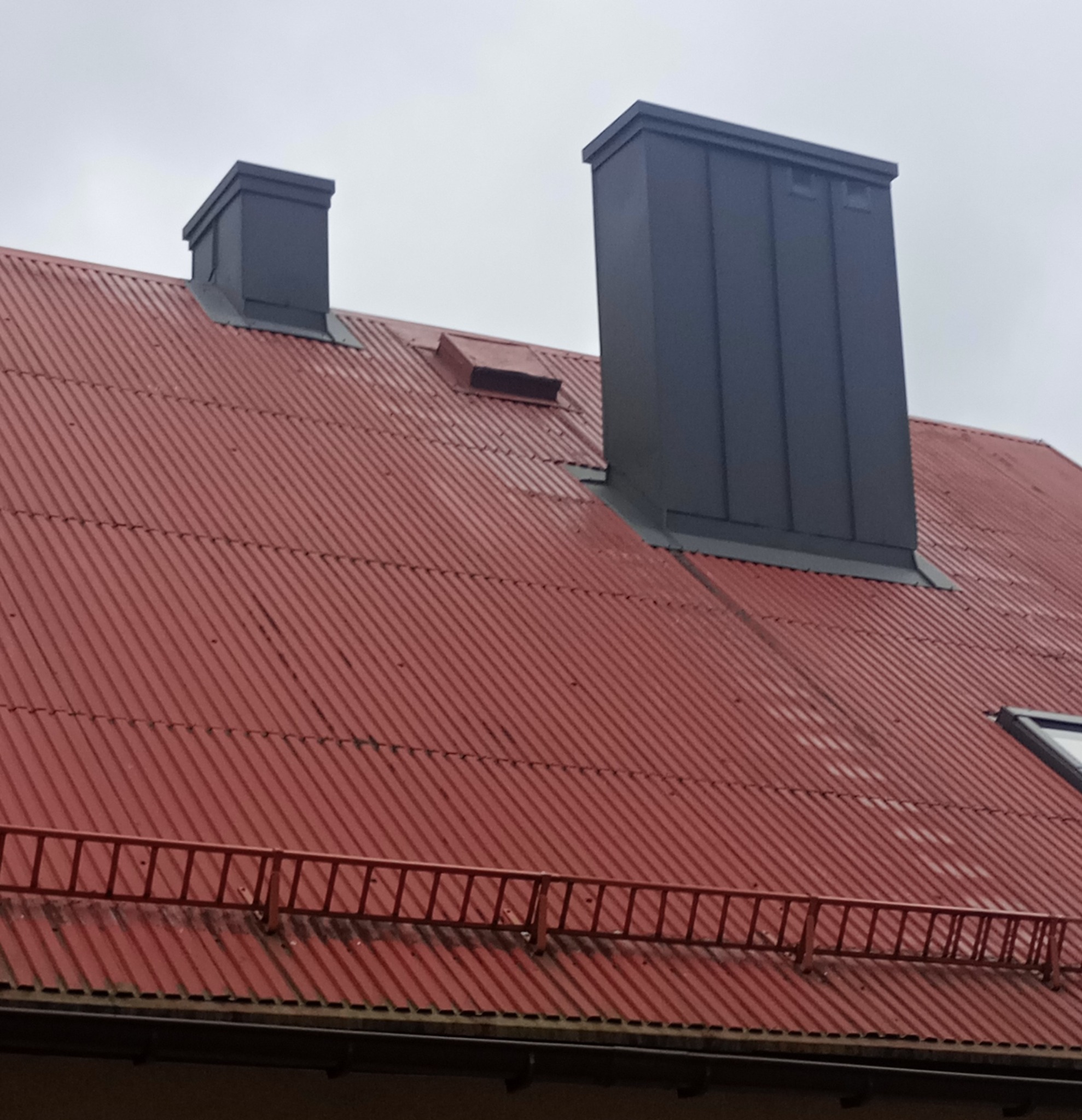 Kominy z cegły wyremontowane i okute panelem blaszanym