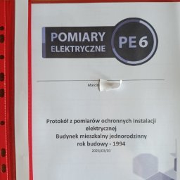 Marcin - Protokół z pomiarów ochronnych instalacji elektrycznej budynku mieszkalnego jednorodzinnego z 1994 roku, umieszczony w czerwonej teczce.