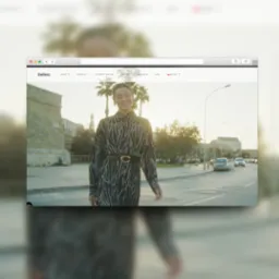 Ekran przeglądarki z otwartą stroną internetową sklepu odzieżowego 'bellera.', prezentującą modelkę w sukience na tle miejskiego krajobrazu z palmami i budynkami.