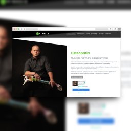 stronawbudowie.com - Ekran komputera z otwartą stroną internetową Kinezis Osteopatia, na której widnieje zdjęcie mężczyzny trzymającego model kręgosłupa. Mężczyzna w czarnej koszuli pozuje na tle strony internetowej...