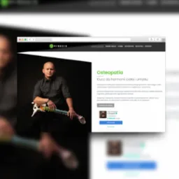 Ekran komputera z otwartą stroną internetową Kinezis Osteopatia, na której widnieje zdjęcie mężczyzny trzymającego model kręgosłupa. Mężczyzna w czarnej koszuli pozuje na tle strony internetowej...