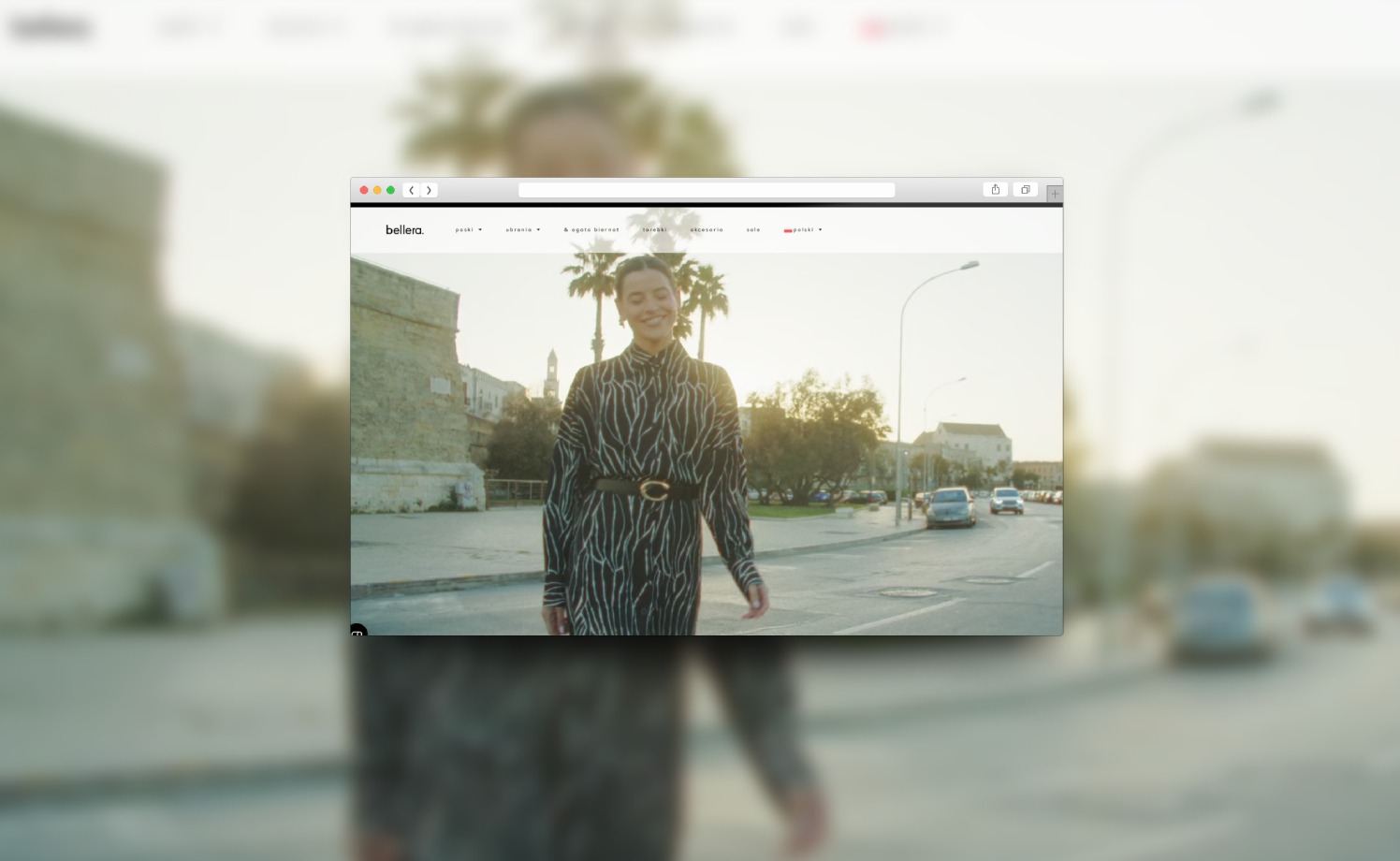 Ekran przeglądarki z otwartą stroną internetową sklepu odzieżowego 'bellera.', prezentującą modelkę w sukience na tle miejskiego krajobrazu z palmami i budynkami.