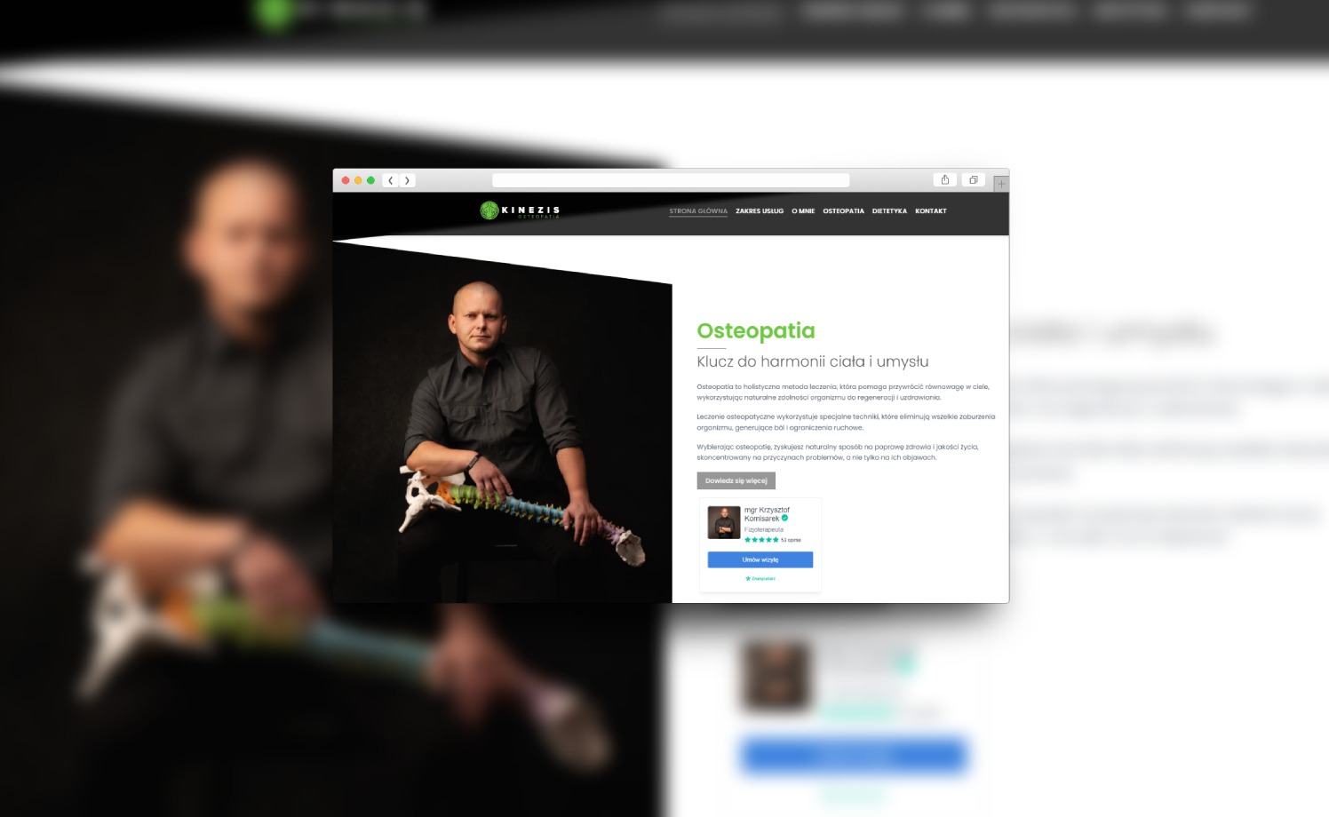 Ekran komputera z otwartą stroną internetową Kinezis Osteopatia, na której widnieje zdjęcie mężczyzny trzymającego model kręgosłupa. Mężczyzna w czarnej koszuli pozuje na tle strony internetowej...