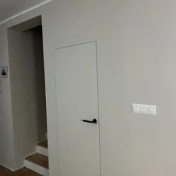 montaż i obróbka drzwi ukrytych