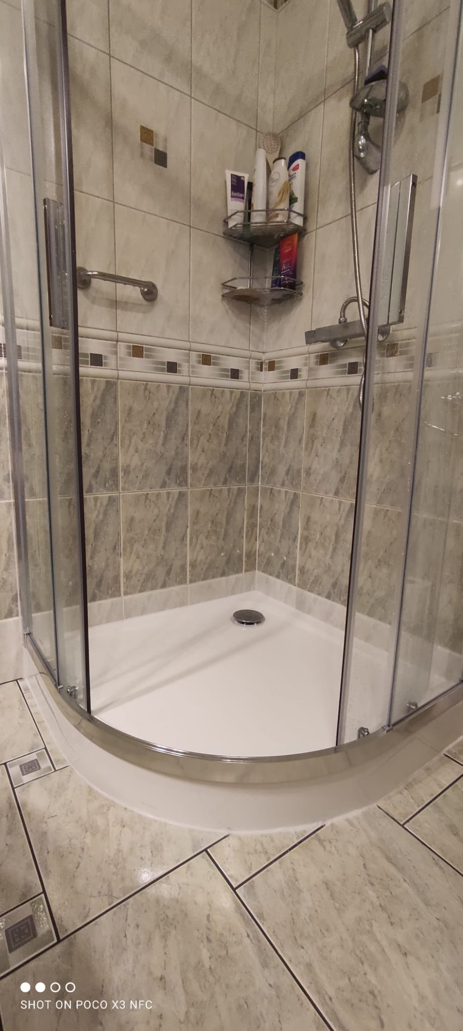 wymiana kabiny i brodzika + uzupełnienie brakujących kafelków za i pod brodzikiem