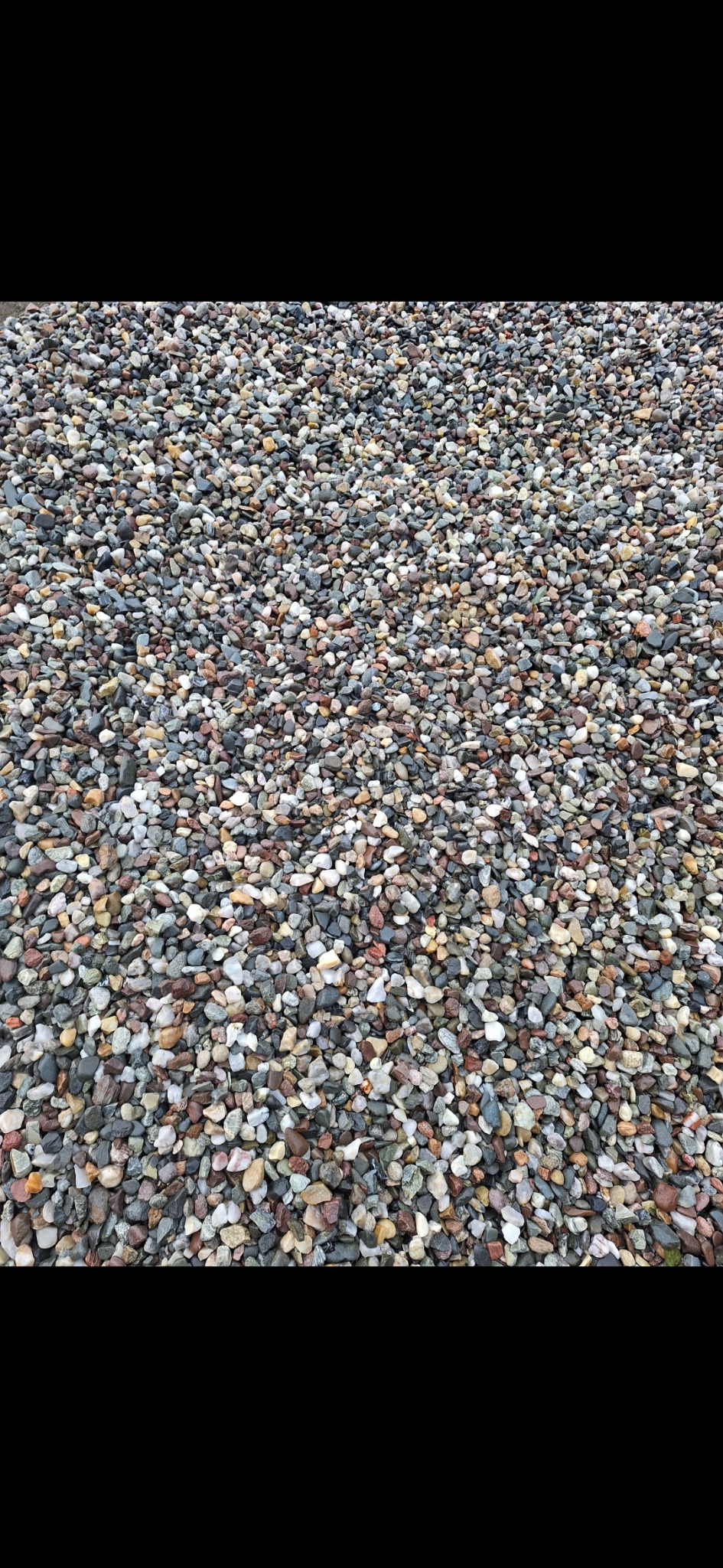 Selekcja drobnych, wielobarwnych otoczaków o gładkiej powierzchni, ułożonych gęsto obok siebie, tworzących jednolitą płaszczyznę.