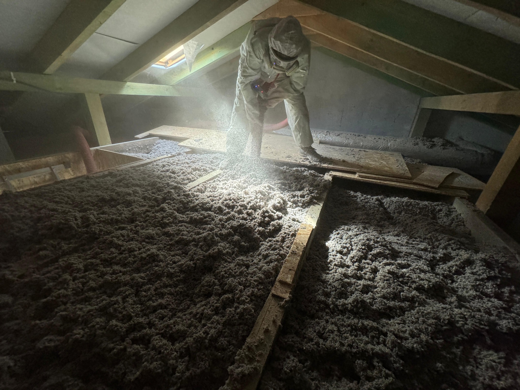 Izolacja granulatem celulozowym