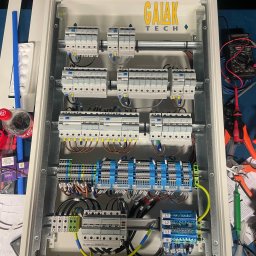 Prefabrykowana rozdzielnica elektryczna przed montażem