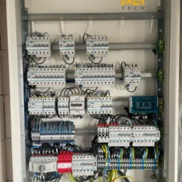 Rozdzielnica elektryczna w trakcie 'obszywania'