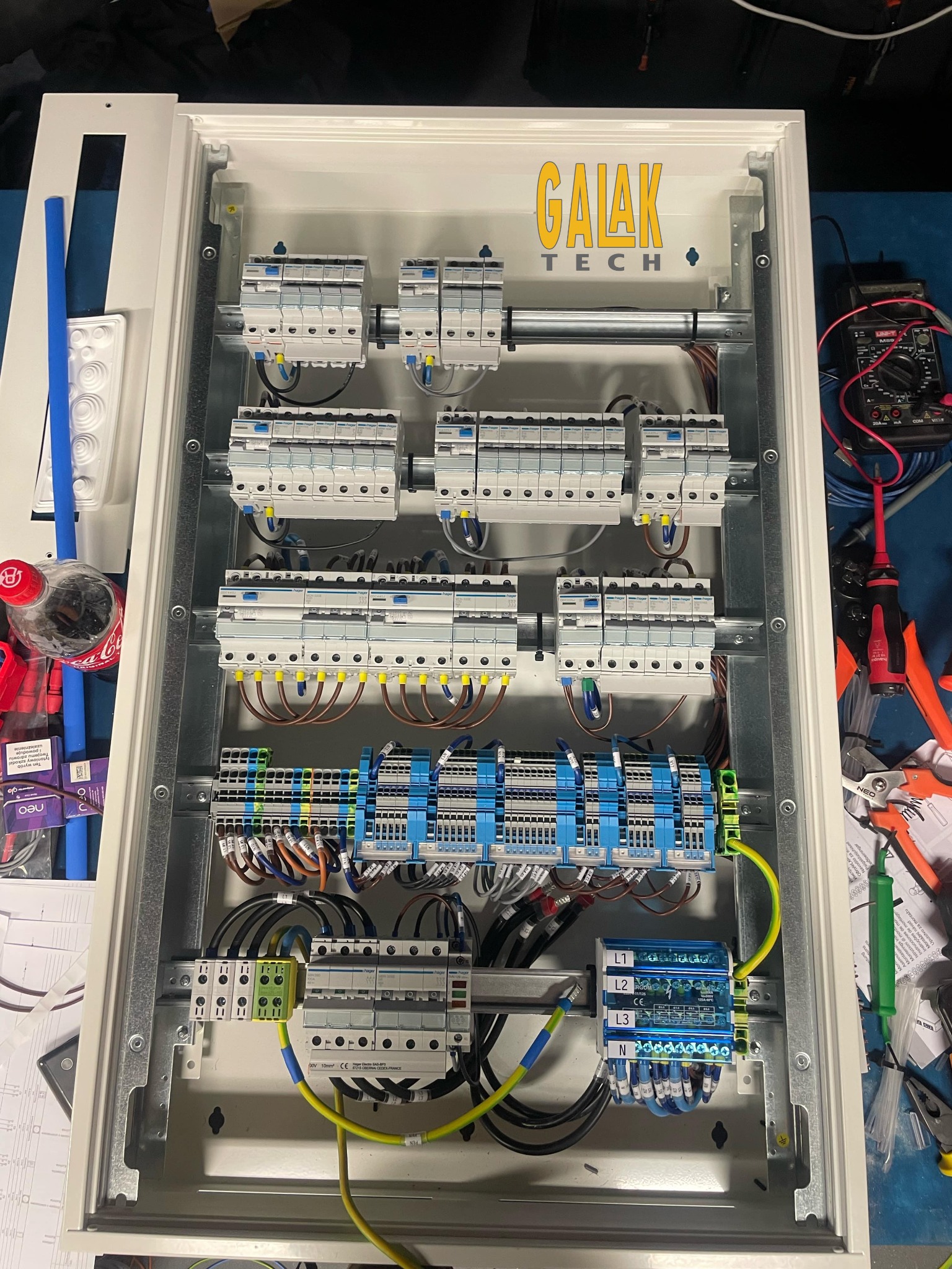 Prefabrykowana rozdzielnica elektryczna przed montażem