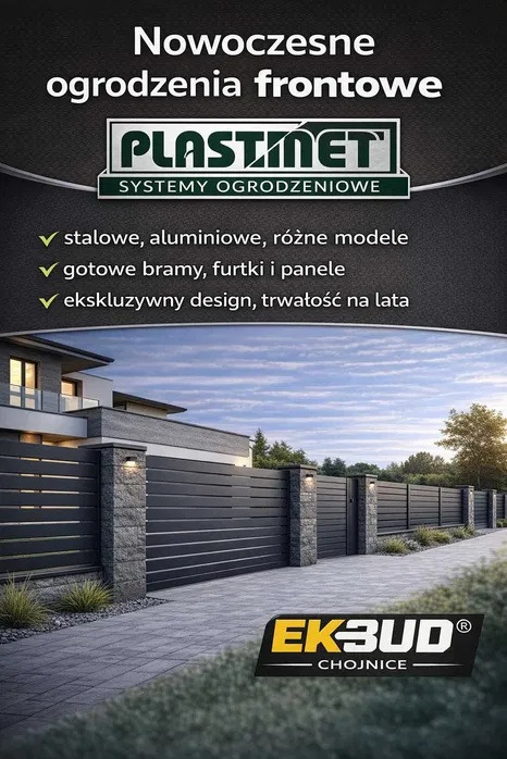 Nowoczesne ogrodzenie frontowe z poziomych paneli w kolorze grafitowym, z kamiennymi słupkami oświetlonymi lampami. Widoczny chodnik z kostki i fragment domu.