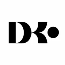Minimalistyczne logo DK w czerni i bieli, litera D z półokręgiem wyciętym, litera K z zaokrąglonymi elementami i kropka po prawej stronie.