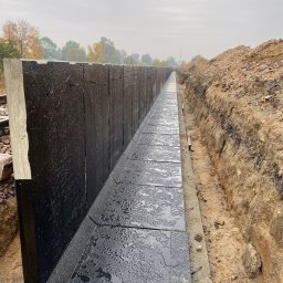 MAR-BUS SPÓŁKA Z OGRANICZONĄ ODPOWIEDZIALNOŚCIĄ - Budowa drenażu liniowego z prefabrykatów betonowych, zabezpieczonych hydroizolacją, w wykopie ziemnym.