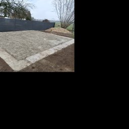 Wykonanie opaski wraz z uzupełnieniem środka kamieniem i przelanie betonem.