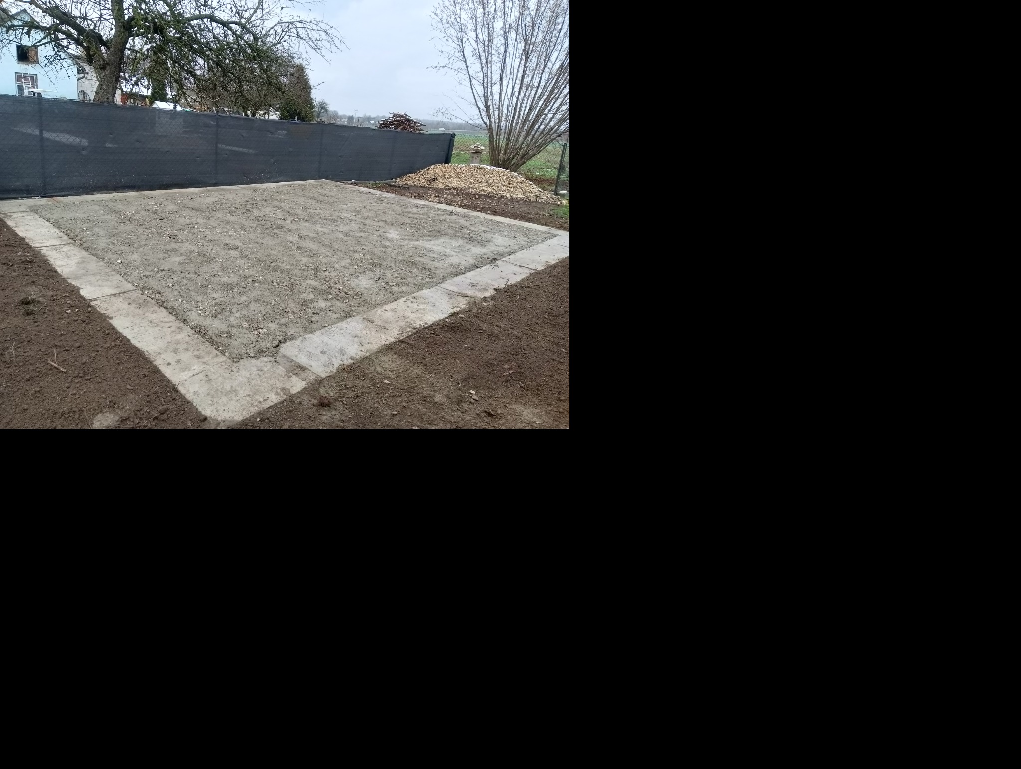 Wykonanie opaski wraz z uzupełnieniem środka kamieniem i przelanie betonem.