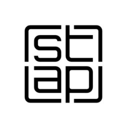 STAPsystem Tomasz Suszek - Czarno-białe logo STAP w kwadratowej ramce z przerwami, nowoczesny design, minimalistyczny styl, wyraźna typografia, symetryczny układ.