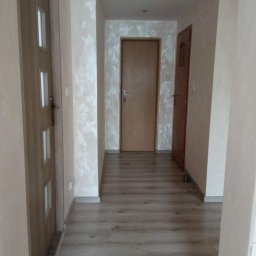 Łukasz Turek Usługi ogólnobudowlane - Rozjaśnienie ciemnego pomieszczenia poprzez farbę i brokatem na ścianie