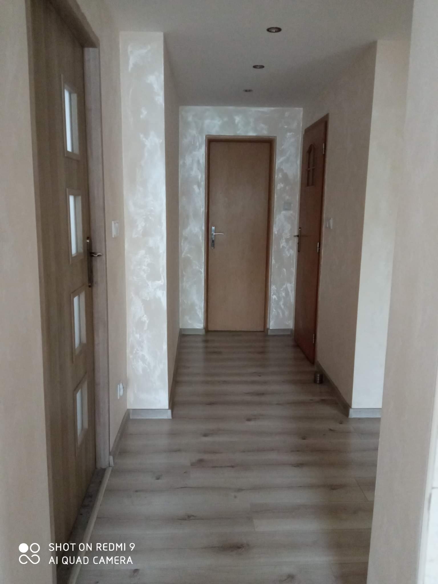 Rozjaśnienie ciemnego pomieszczenia poprzez farbę i brokatem na ścianie