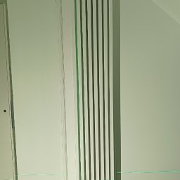 HMS instalacje hydrauliczne Marcin Szymański - Biały grzejnik panelowy zawieszony na ścianie, z widocznymi otworami przyłączeniowymi, poziomica laserowa wyznacza linię, narzędzia i materiały robocze na podłodze zabezpieczonej folią.