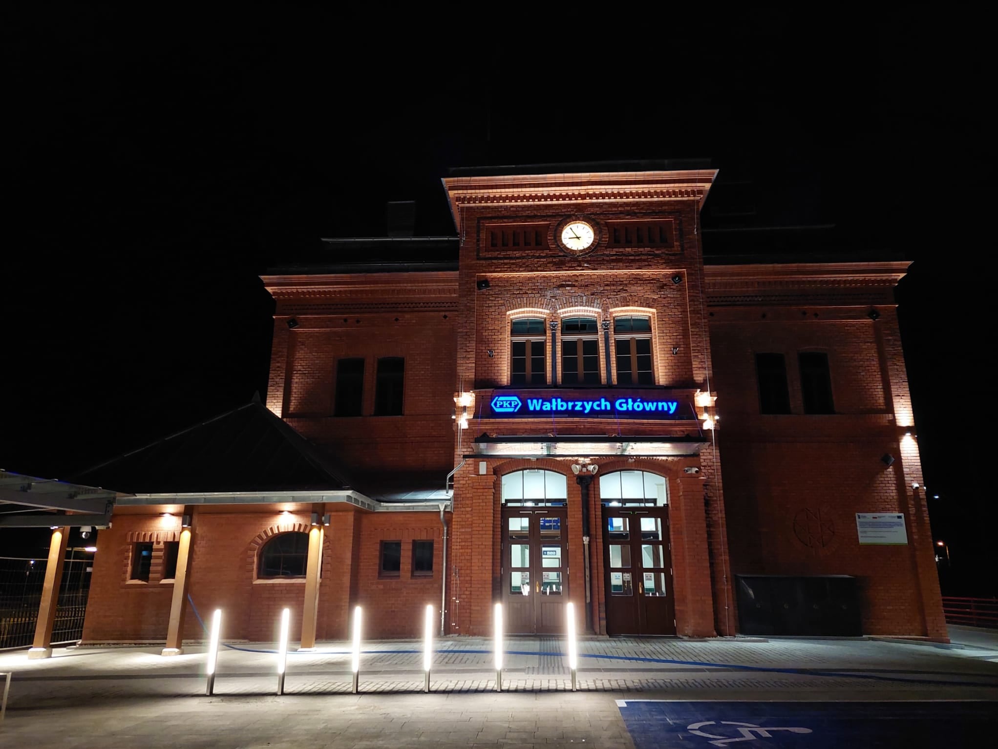 Wałbrzych. Kompleksowe wykonanie instalacji elektrycznej w budynku dworca głównego oraz wokół niego