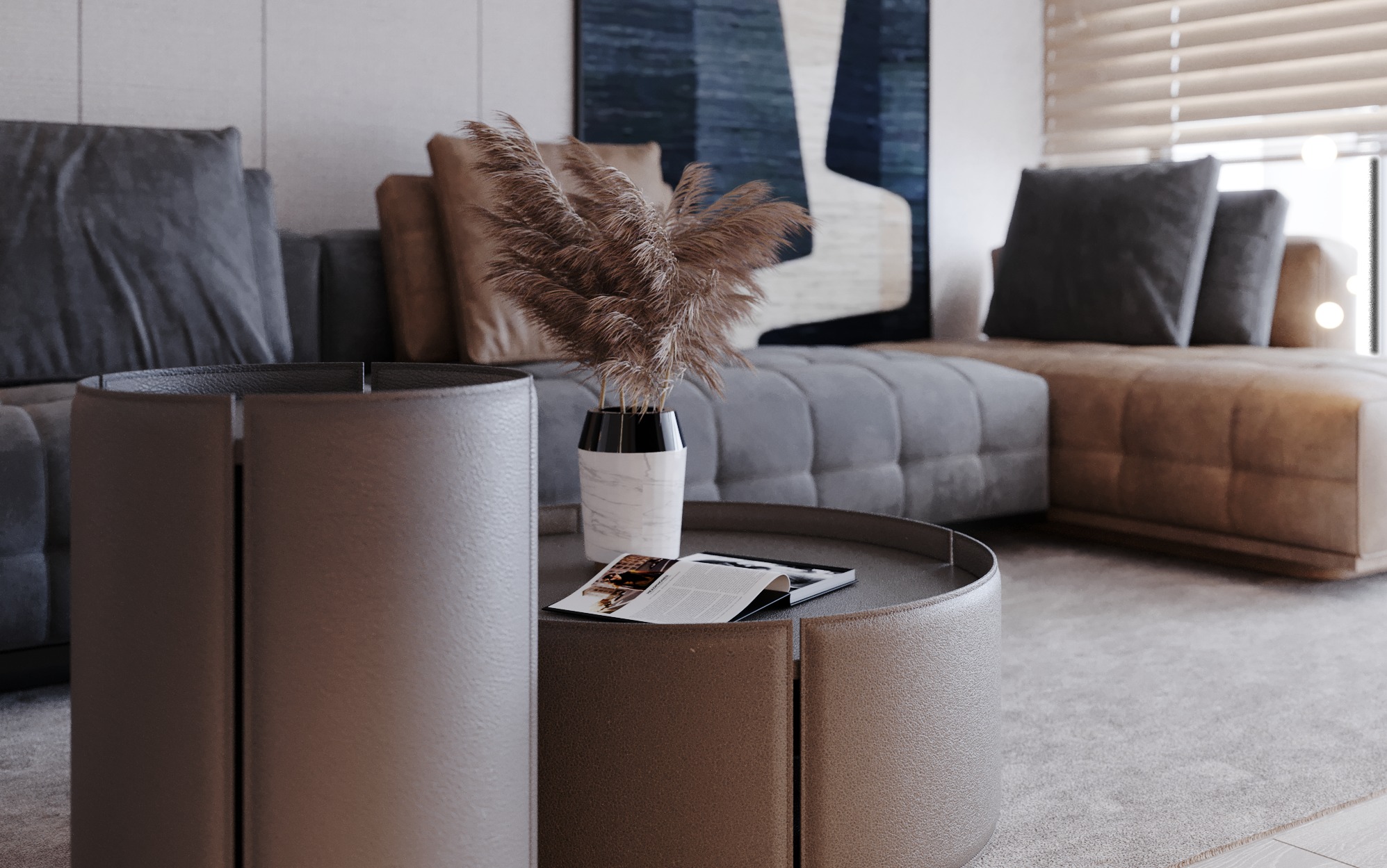 Nowoczesny salon z modułową sofą w odcieniach szarości i beżu, okrągły stolik kawowy z magazynem i dekoracyjną trawą pampasową w marmurowym wazonie, abstrakcyjny obraz na ścianie, jasne drewniane...