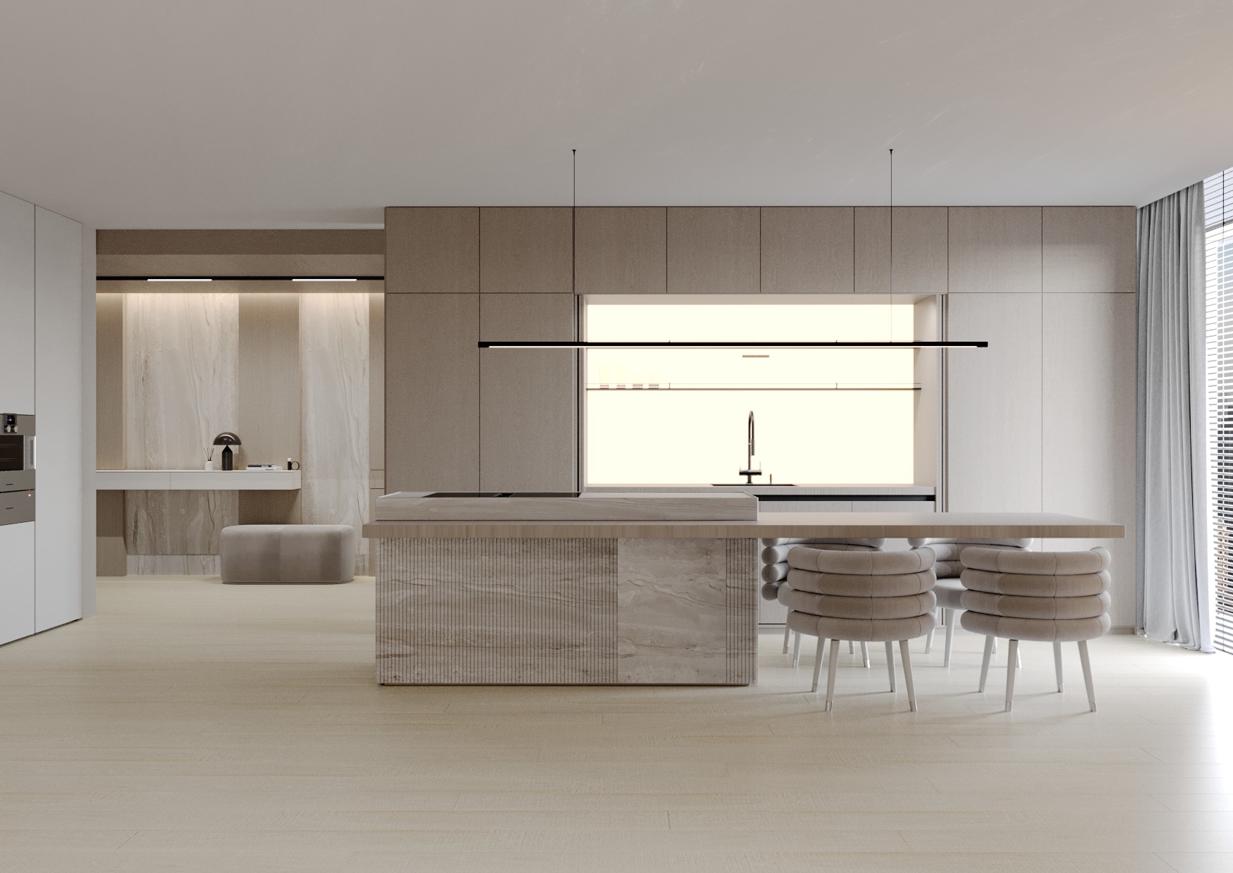 Minimalistyczna kuchnia z wyspą wykończoną w trawertynie, kremowe krzesła z okrągłym oparciem, drewniana podłoga, oświetlenie liniowe LED