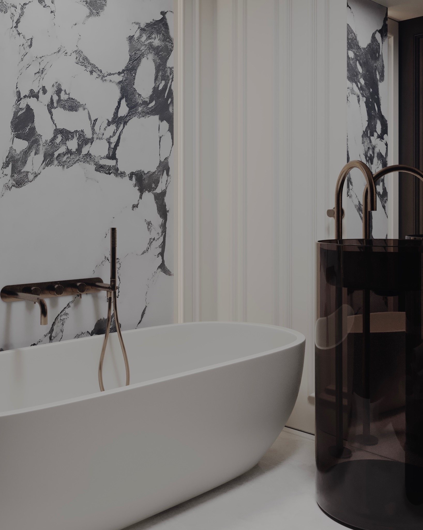 Nowoczesna łazienka z wolnostojącą białą wanną, baterią w kolorze szczotkowanego złota i umywalką na postumencie z ciemnego szkła. Tło stanowi ściana z imitacją marmuru i biała boazeria.