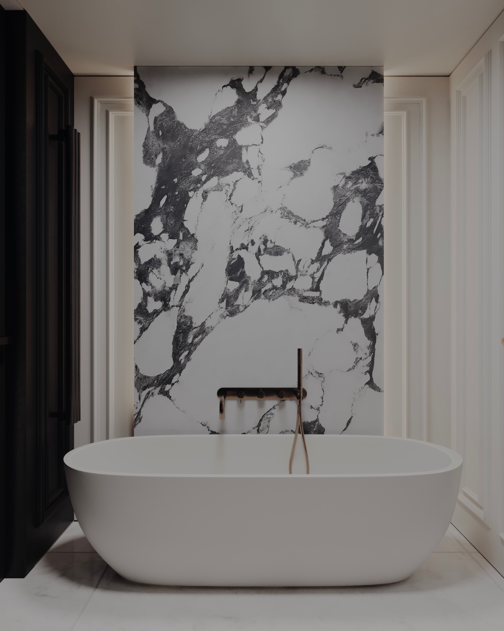 Nowoczesna łazienka z wolnostojącą białą wanną na tle ściany z motywem marmuru i złotą armaturą, obok ciemne, ozdobne drzwi.
