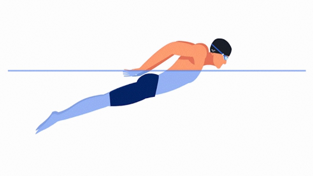 Ilustracja przedstawia mężczyznę płynącego stylem motylkowym w basenie, widoczna linia wody, nosi czepek i okulary pływackie.