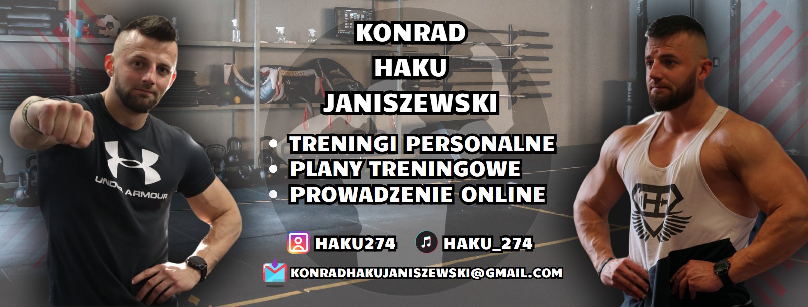 Trener personalny Konrad Haku Janiszewski prezentuje ofertę treningów personalnych, planów treningowych i prowadzenia online na tle wyposażonej siłowni.