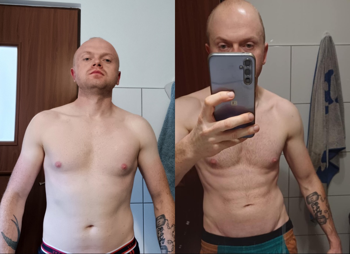 Mężczyzna przed i po treningu: widoczna poprawa sylwetki, zarysowane mięśnie brzucha. Zdjęcie zrobione telefonem w łazience, widoczne tatuaże na ramieniu.