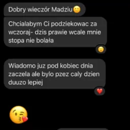 Zrzut ekranu wiadomości tekstowej z podziękowaniem za terapię stopy. Pacjentka informuje o zmniejszeniu bólu po zabiegu.