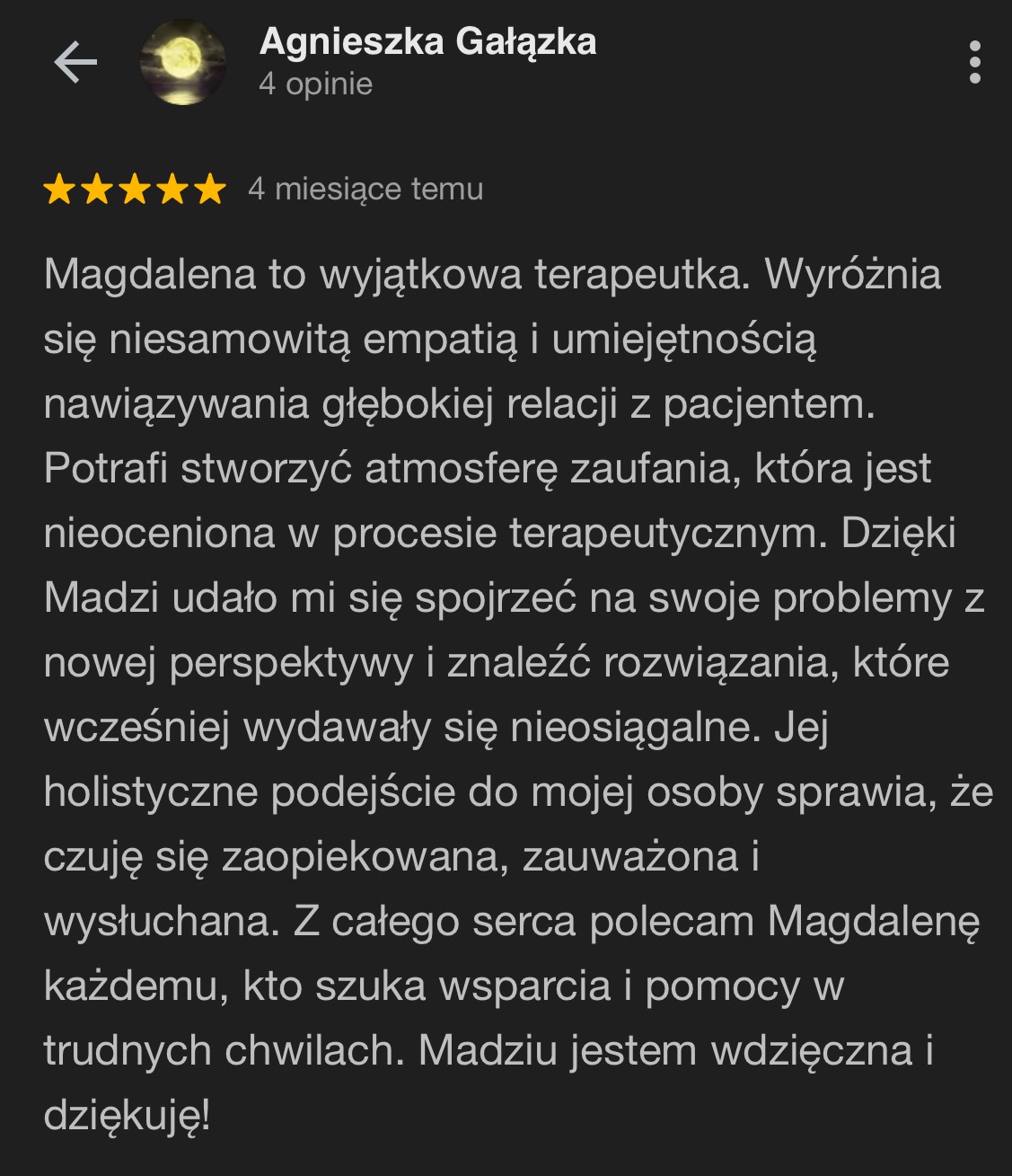 Opinia klientki o terapeutce Magdalenie, tekst recenzji z pięcioma gwiazdkami, opisująca empatię i umiejętność nawiązywania relacji, holistyczne podejście oraz pomoc w spojrzeniu na problemy...