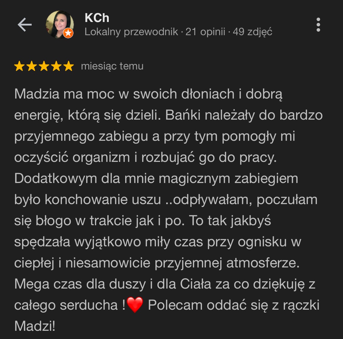 Tekst recenzji klienta na temat zabiegów Madzi, wspominający o bańkach i konchowaniu uszu, z pięcioma gwiazdkami oceny.