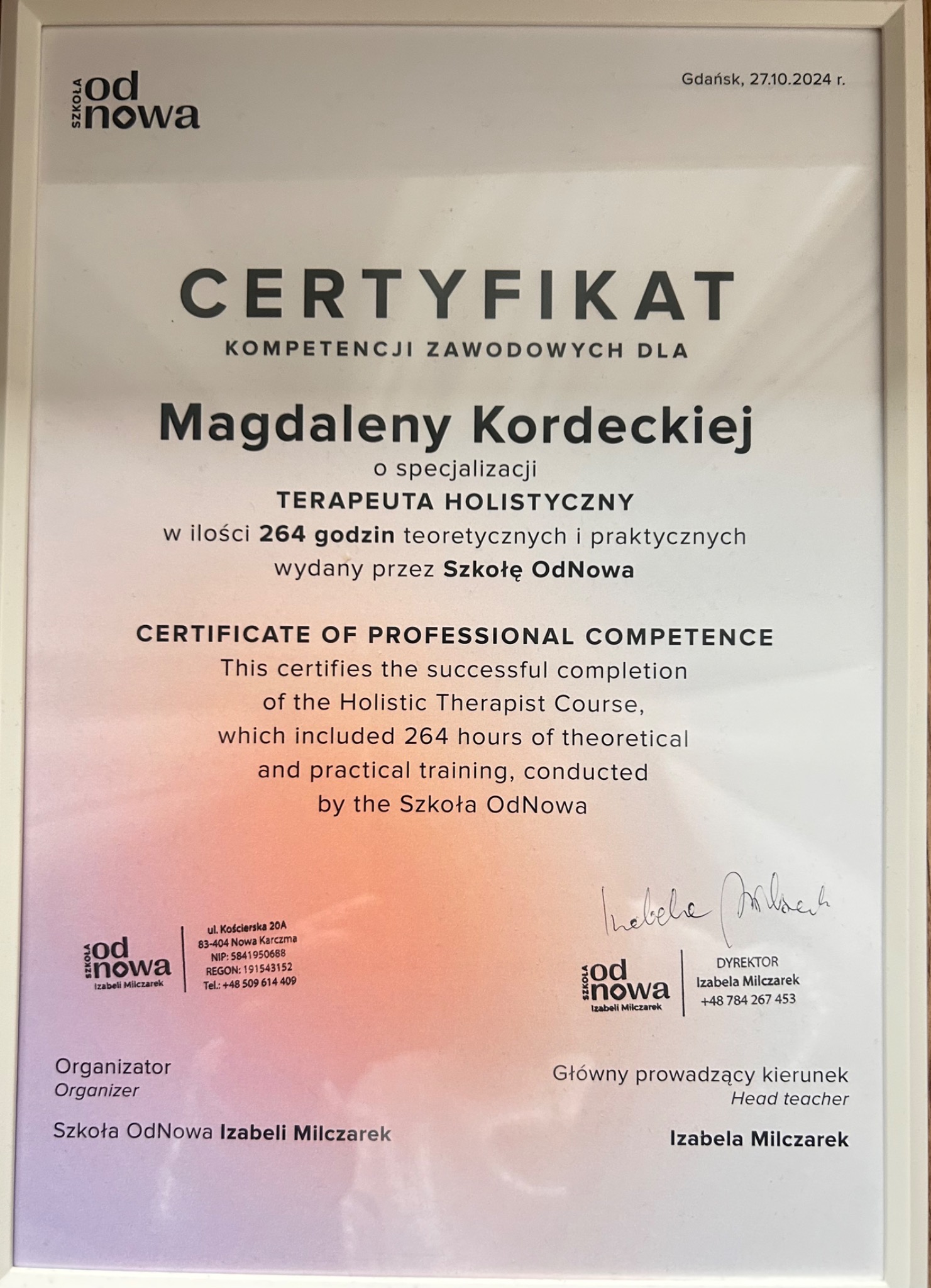 Skan certyfikatu kompetencji zawodowych dla Magdaleny Kordeckiej, specjalizującej się jako terapeuta holistyczny, wydany przez Szkołę OdNowa w Gdańsku, datowany na 27.10.2024 r., z podpisem...