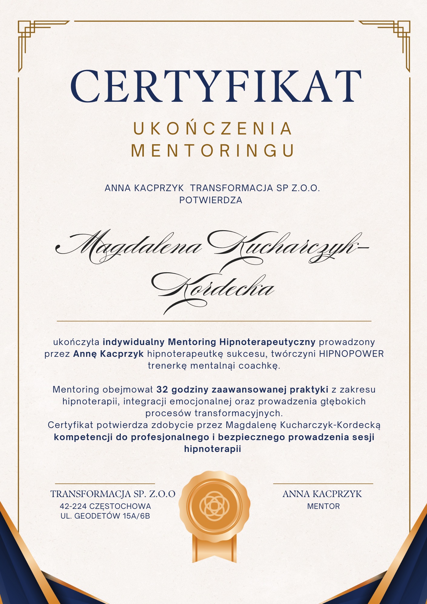 Elegancki certyfikat ukończenia mentoringu hipnoterapeutycznego z imieniem i nazwiskiem Magdaleny Kucharczyk-Kordeckiej, potwierdzony przez Annę Kacprzyk.