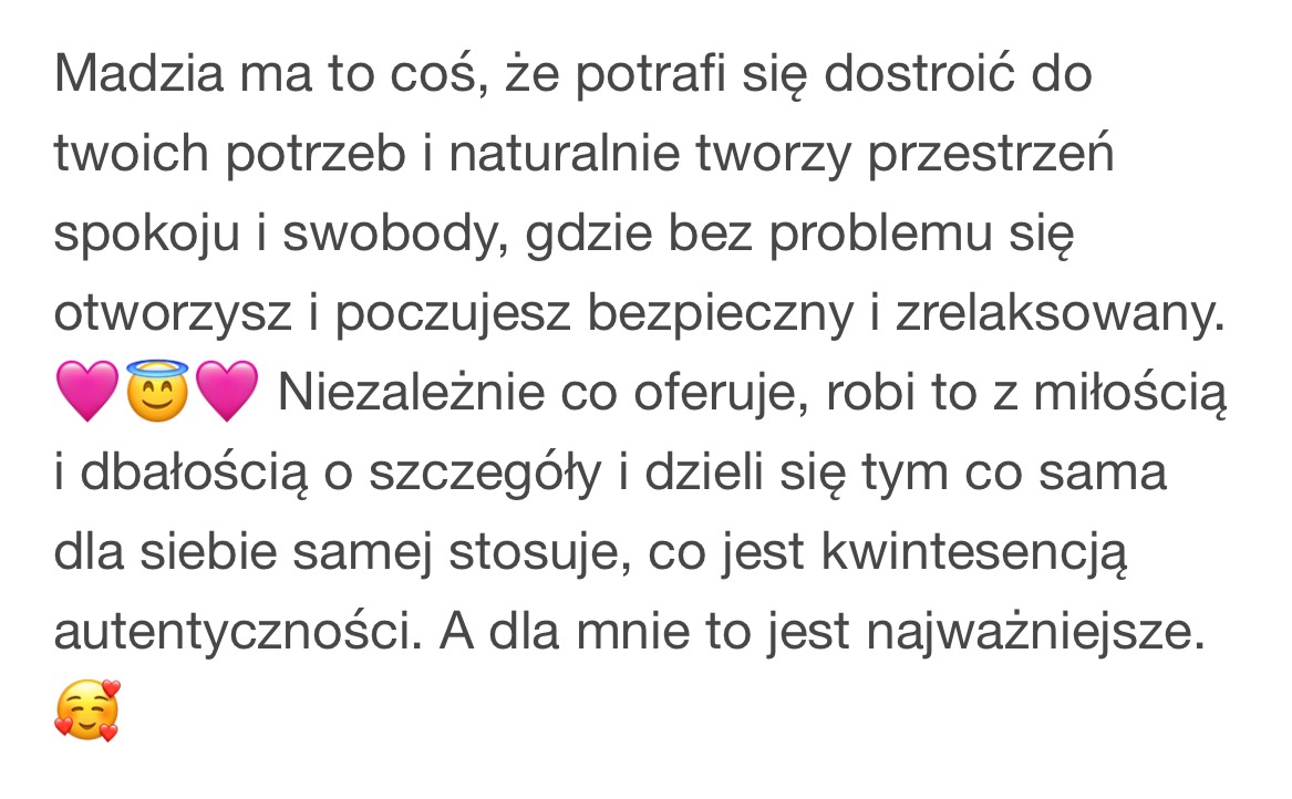 Tekst z pozytywną opinią o Madzi, która tworzy przestrzeń spokoju i swobody, oferując swoje usługi z miłością i dbałością o szczegóły. Emotikony serc i uśmiechu.