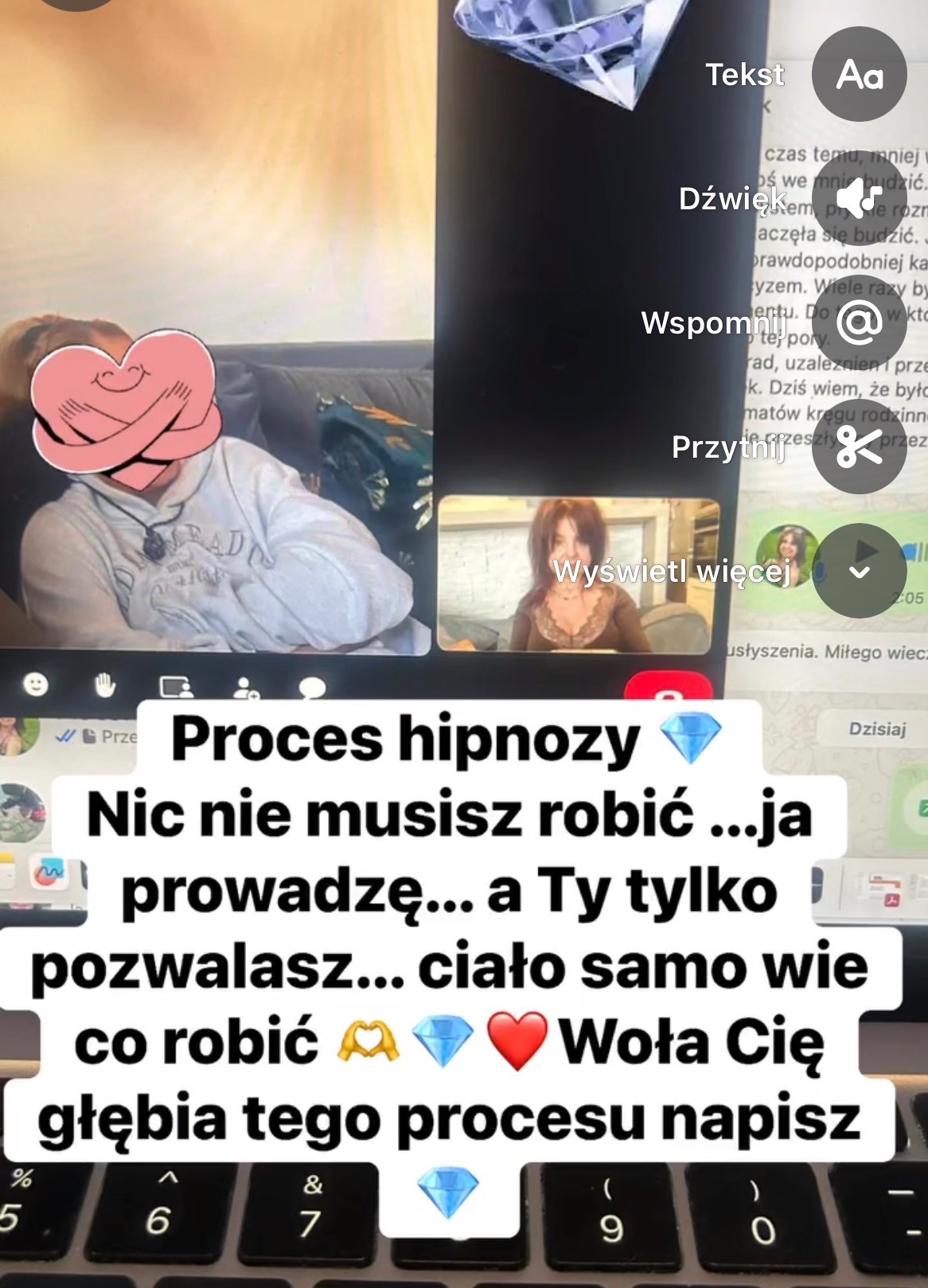 Ekran laptopa z otwartym czatem, gdzie widoczna jest rozmowa o procesie hipnozy, z emotikonami diamentów i serc. W tle widoczny mężczyzna i kobieta podczas wideokonferencji.