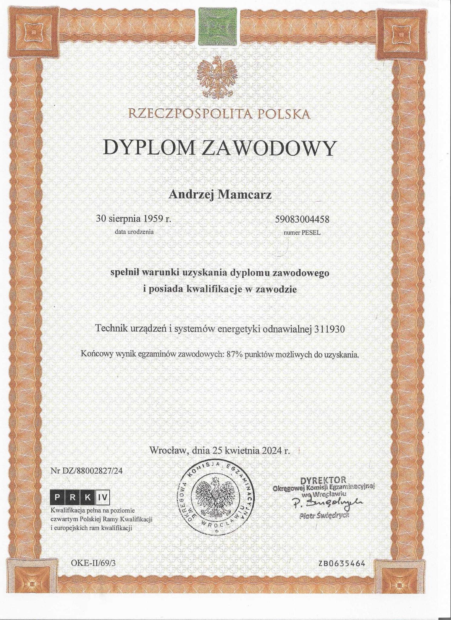 Skan dyplomu zawodowego technika urządzeń i systemów energetyki odnawialnej, wydanego w Polsce, z datą 25 kwietnia 2024, z pieczęciami i podpisem dyrektora Okręgowej Komisji Egzaminacyjnej we...
