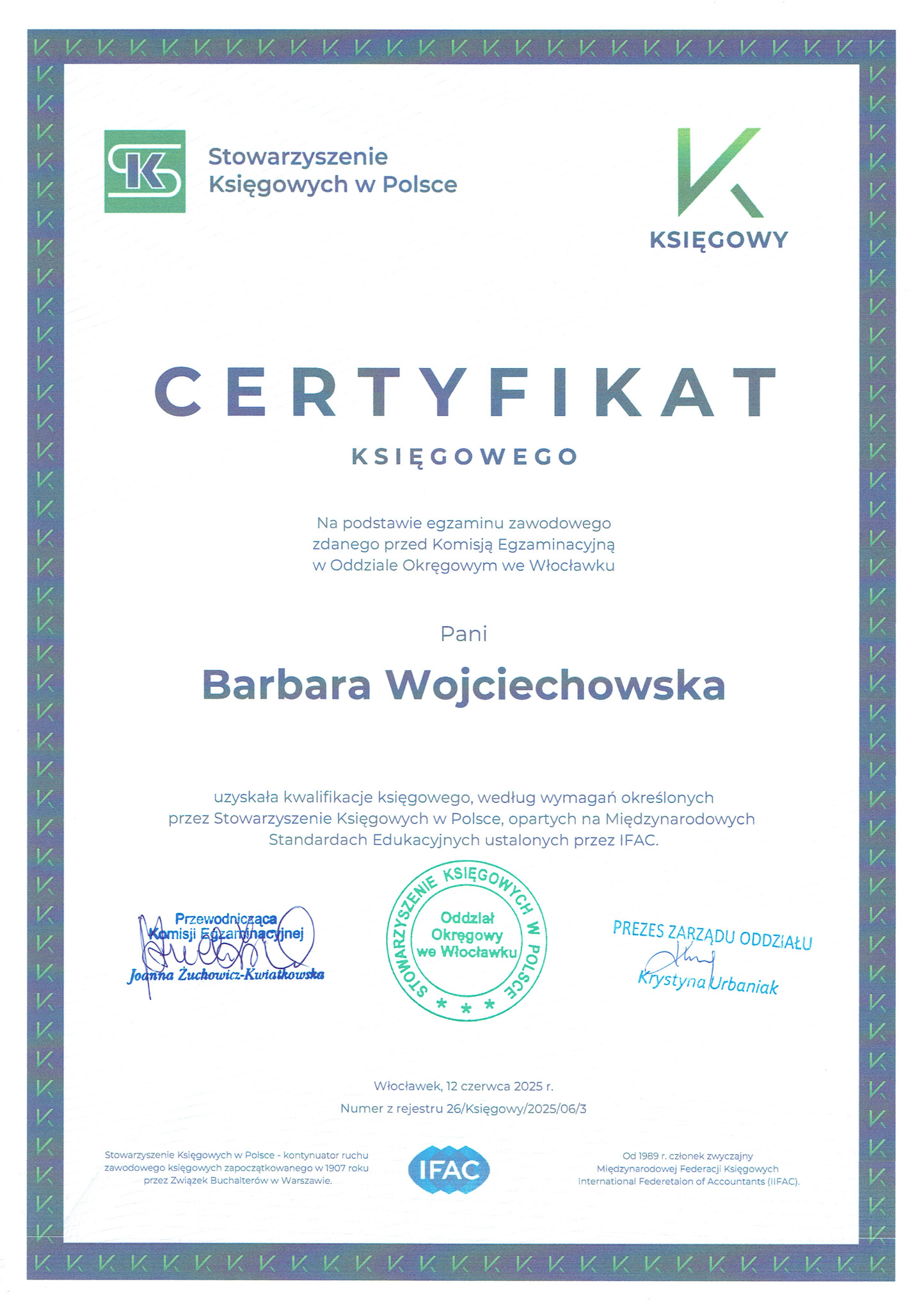 Certyfikat księgowego Stowarzyszenia Księgowych w Polsce dla Barbary Wojciechowskiej, z podpisami i datą wystawienia. Certyfikat w ramce z motywem graficznym.