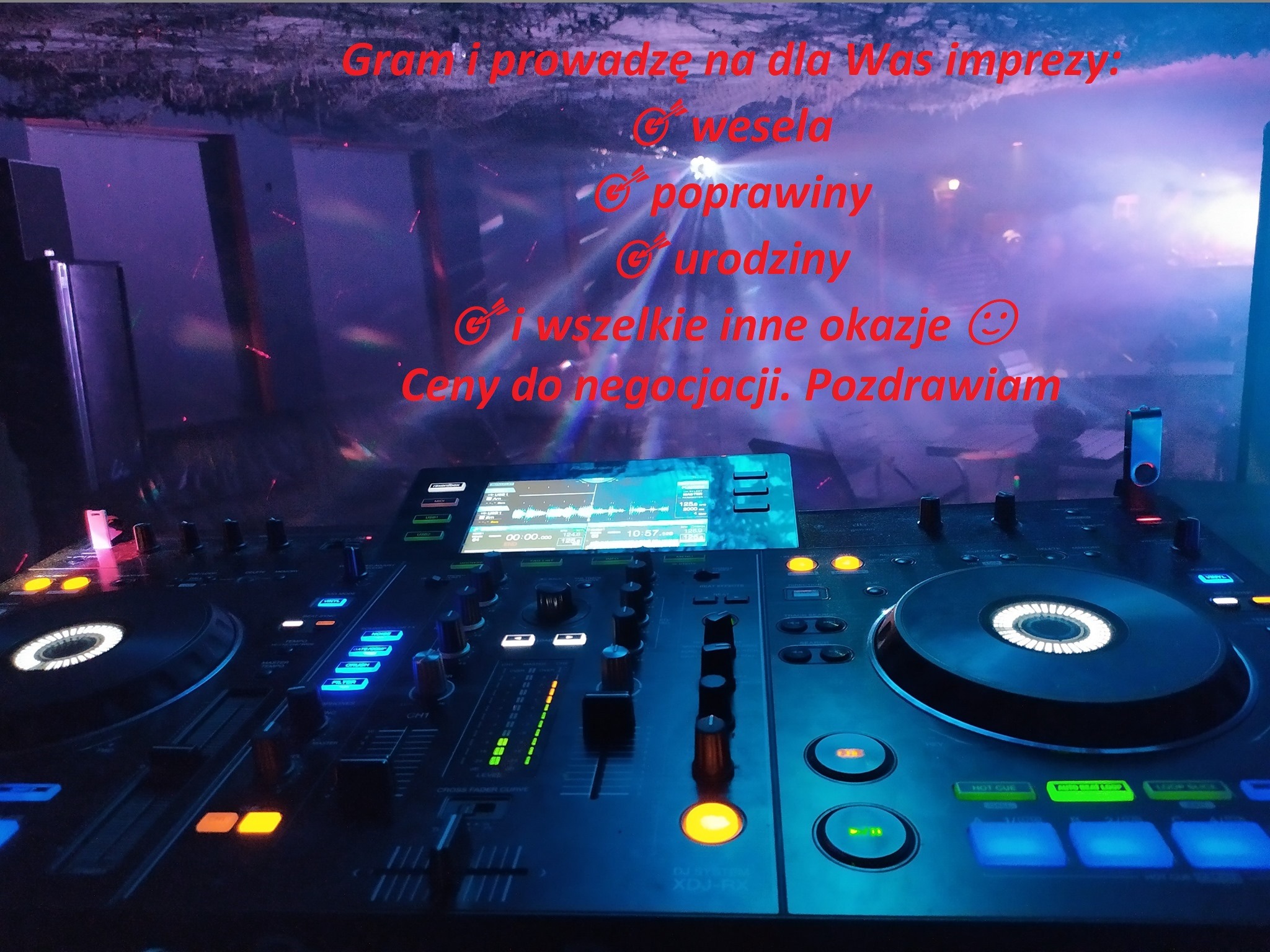 Profesjonalny kontroler DJ Pioneer XDJ-RX w ciemnym pomieszczeniu z efektem stroboskopowym, widoczne podświetlane przyciski i wyświetlacz z informacjami o odtwarzanym utworze.