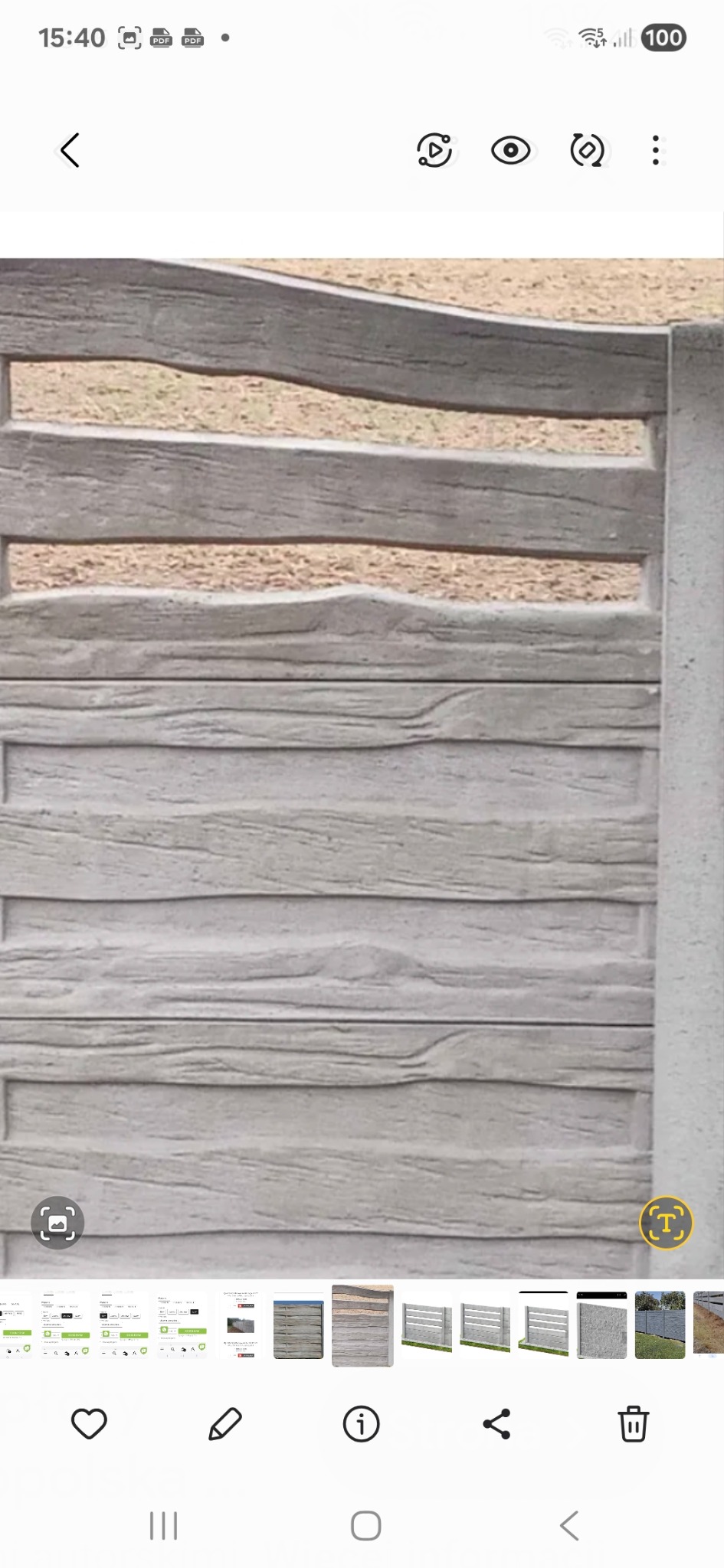 Szczegółowe ujęcie betonowego ogrodzenia imitującego drewno, z widoczną fakturą i poziomymi panelami. Neutralna kolorystyka, zbliżenie na fragment konstrukcji.