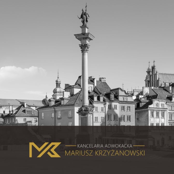 Czarno-białe zdjęcie Kolumny Zygmunta w Warszawie na tle zabudowy Starego Miasta, z logo kancelarii adwokackiej w dolnej części kadru.