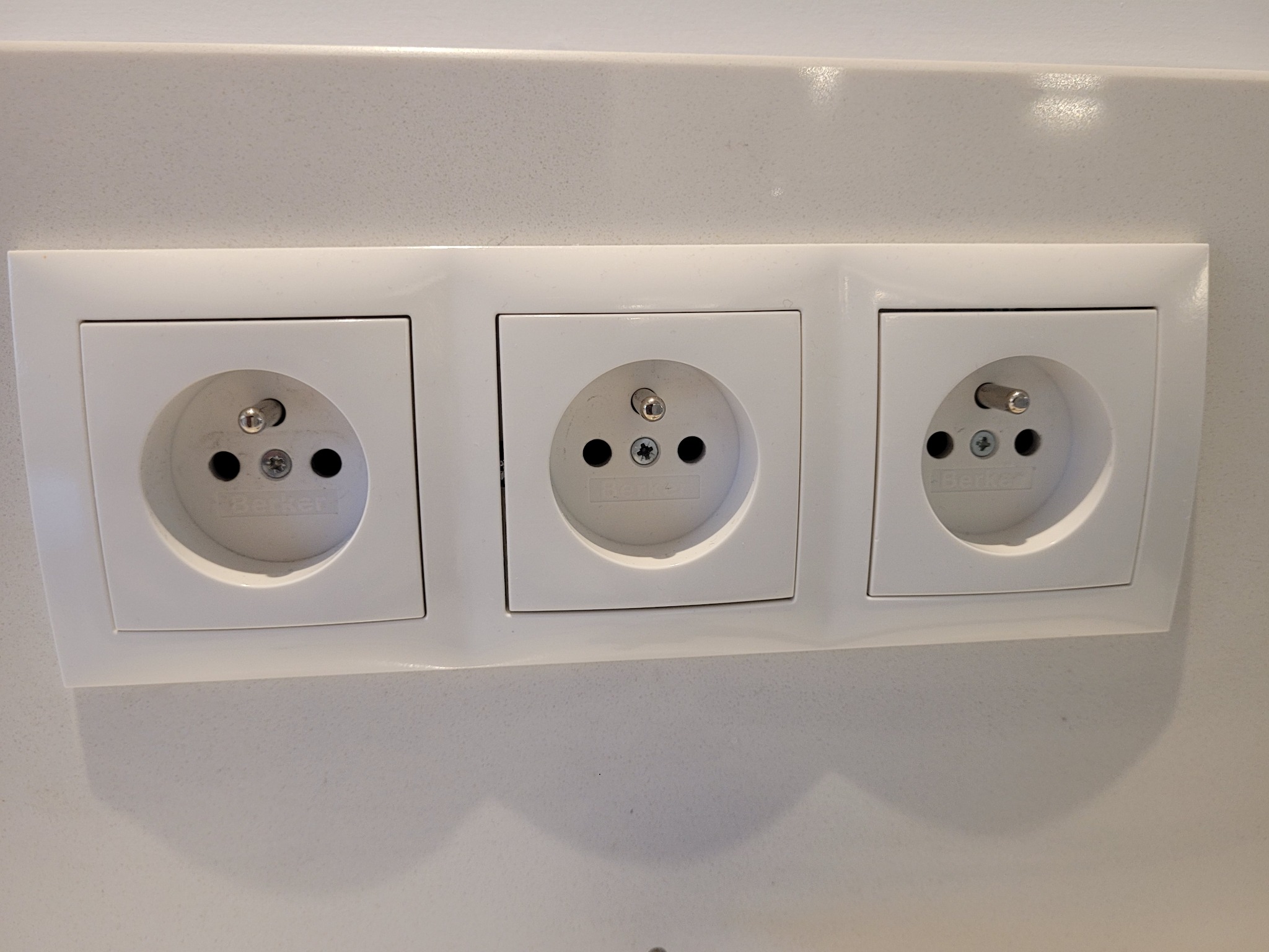 Gniazda i wyłączniki schodowe, pojedyncze, podwójne, krzyżowe w domku jednorodzinnym